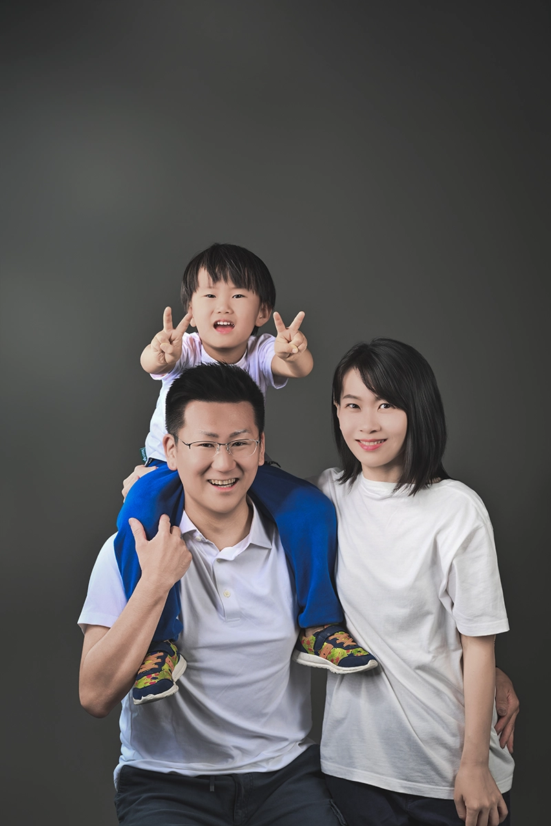 台中韓式全家福攝影，極簡素色背景棚拍，展現家庭成員自然互動與高質感光影 - 艾妃拉影像