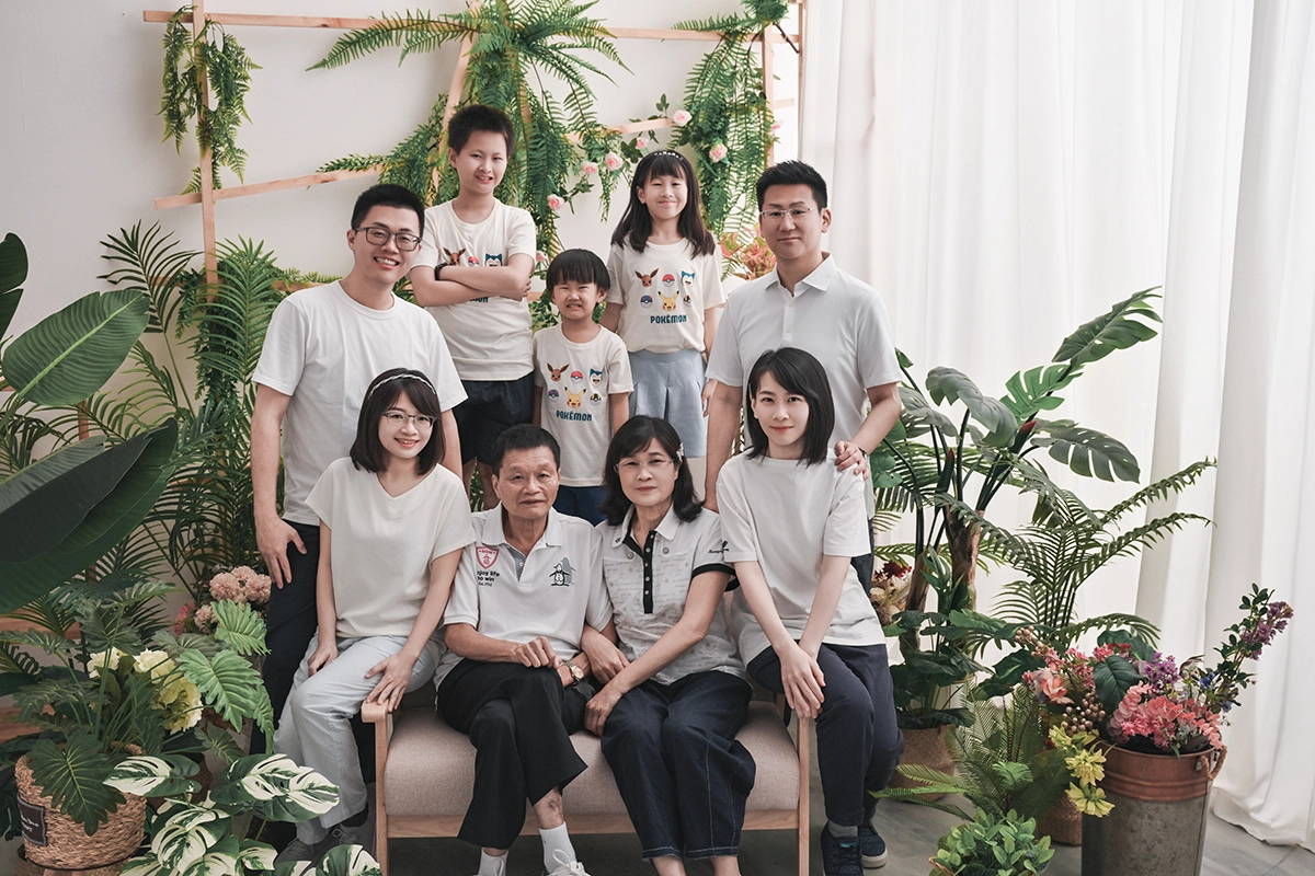 台中三代同堂全家福推薦，適合大家族的攝影棚大合照，長輩與孫子溫馨互動畫面 - 艾妃拉影像