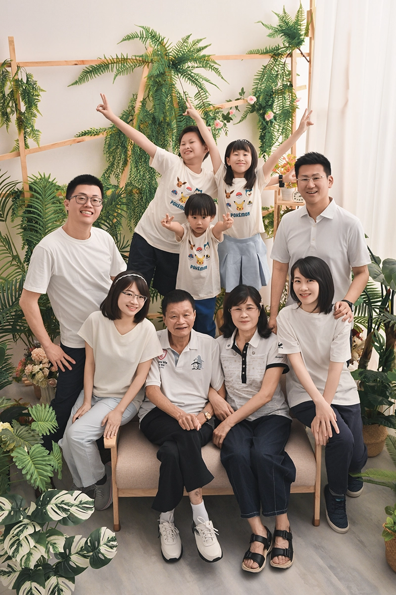 台中三代同堂全家福推薦,適合大家族的攝影棚大合照,長輩與孫子溫馨互動畫面 - 艾妃拉影像