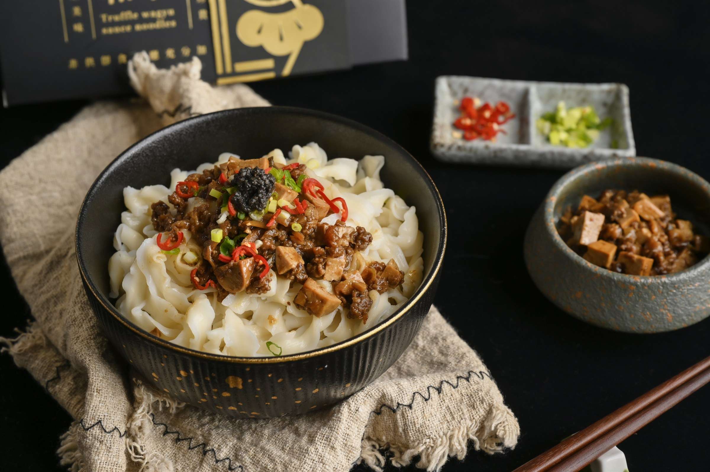 完成擺盤的肉燥寬麵與配料，餐飲品牌出餐情境攝影｜艾妃拉影像