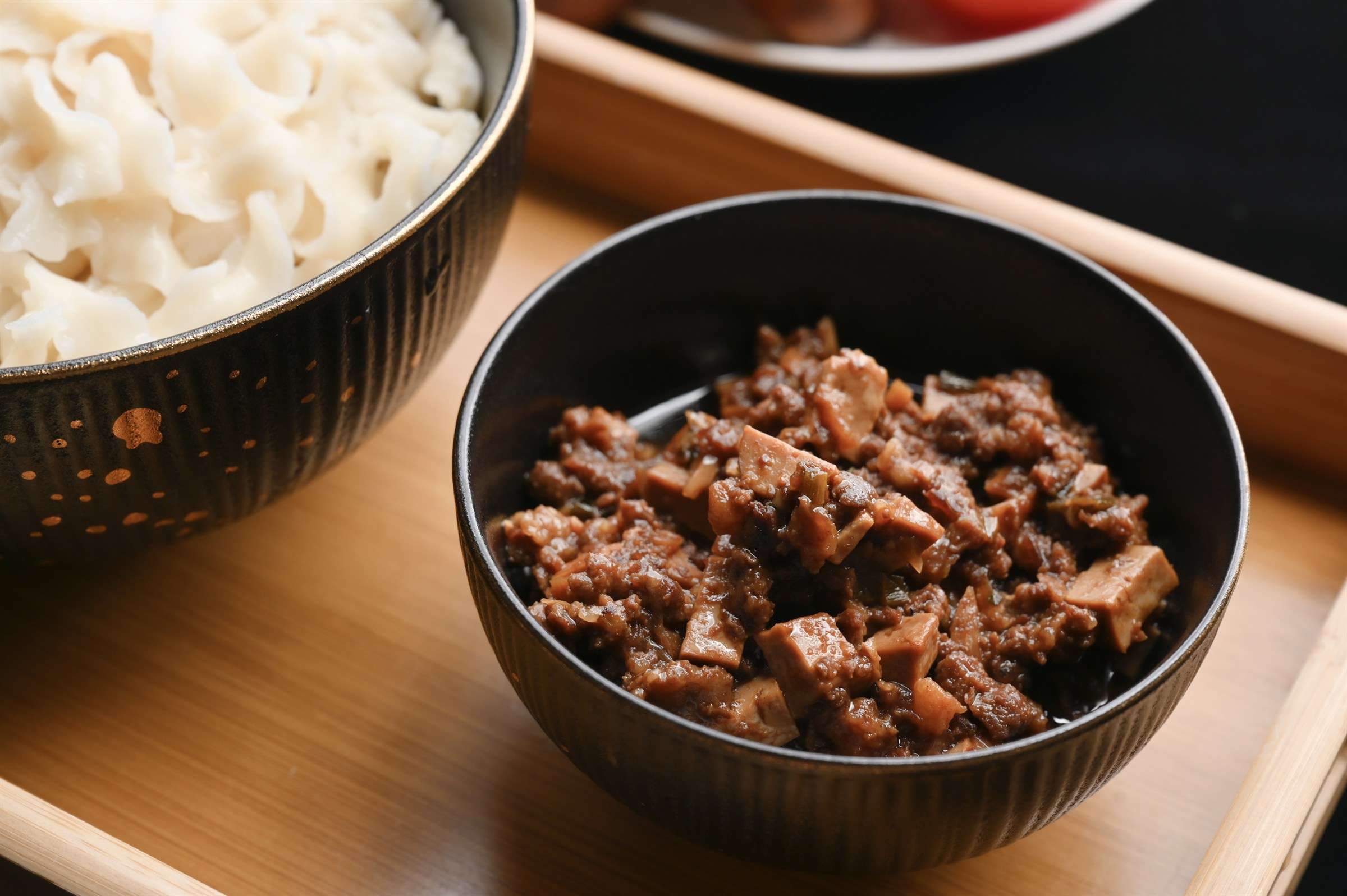 寬麵與肉燥醬分區備料，料理製作流程攝影｜艾妃拉影像
