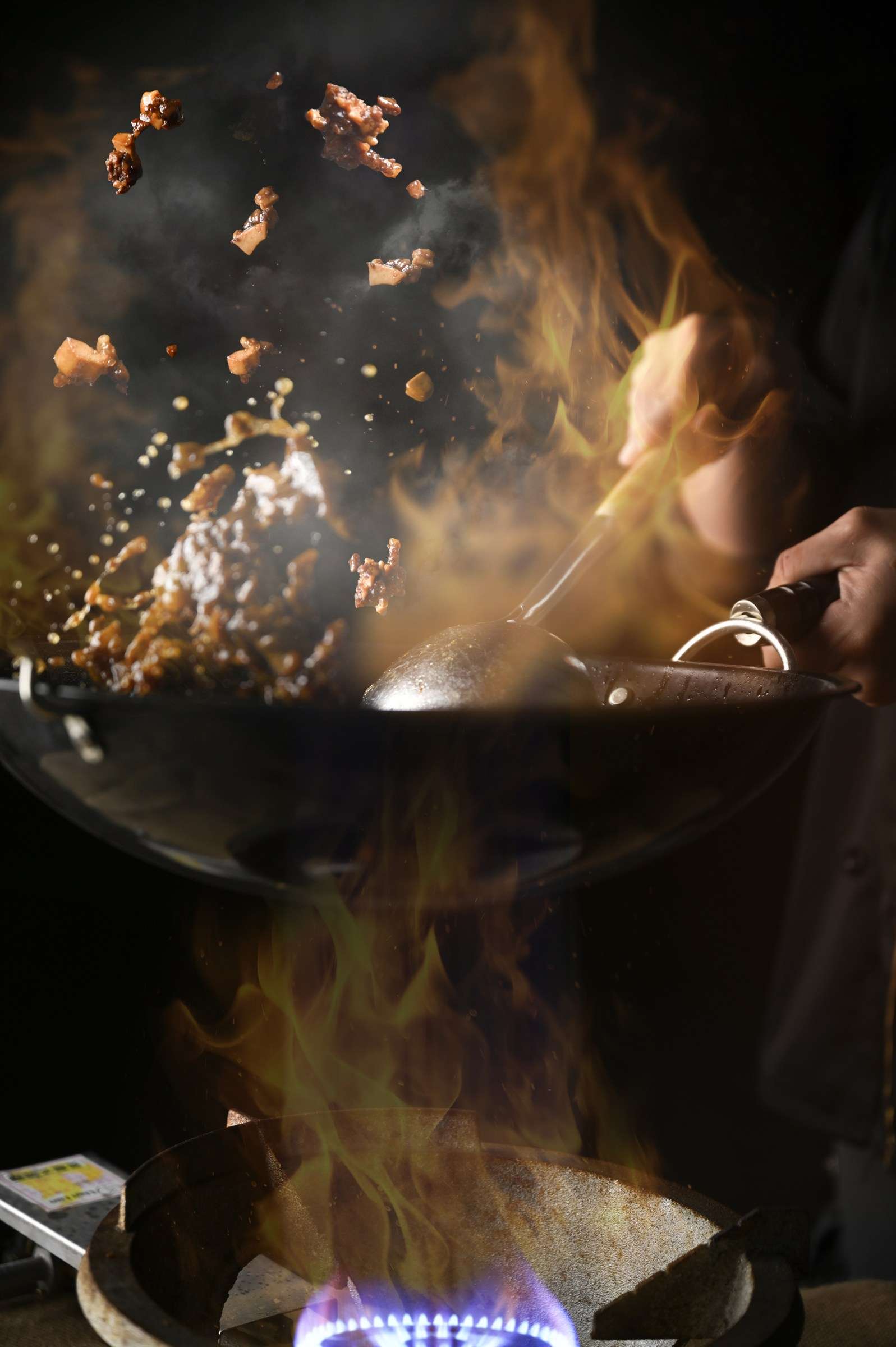 廚師以大火熱炒，火焰與食材動態料理攝影｜艾妃拉影像